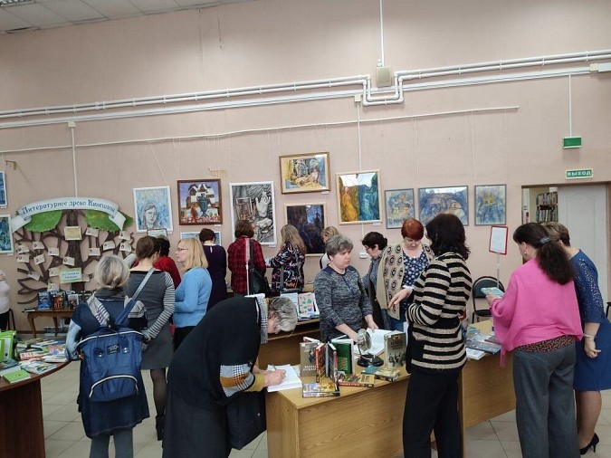 В центральной библиотеке Кинешмы открылась выставка «Город читает» фото 5