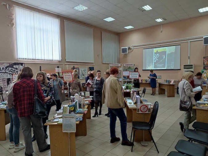 В центральной библиотеке Кинешмы открылась выставка «Город читает» фото 6