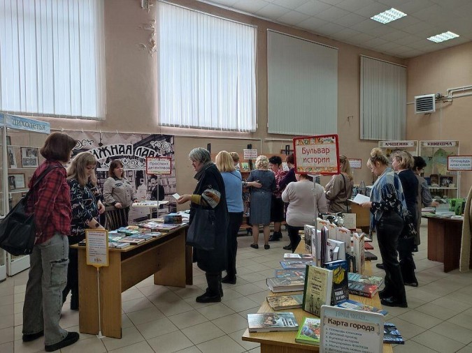 В центральной библиотеке Кинешмы открылась выставка «Город читает» фото 3