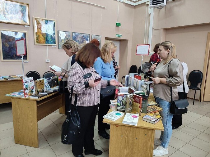 В центральной библиотеке Кинешмы открылась выставка «Город читает» фото 2
