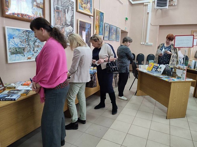 В центральной библиотеке Кинешмы открылась выставка «Город читает» фото 4