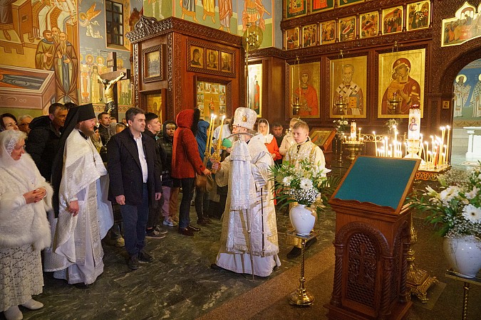 Станислав Воскресенский встретил Пасху вместе с ивановцами в Успенском кафедральном соборе фото 4