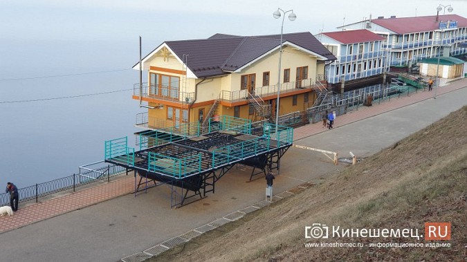 Строительство дебаркадера на нижней набережной Волжского бульвара до сих пор продолжается фото 2