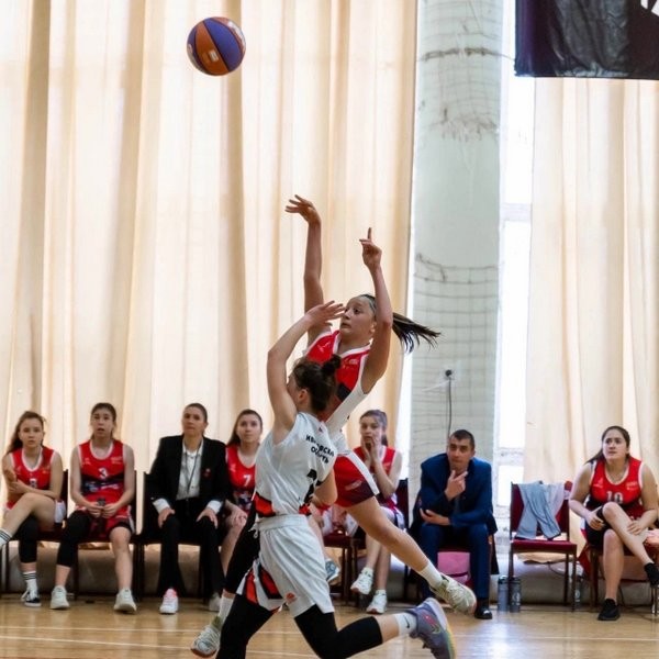 Команда «Феникс» школы №18 приняла участие в суперфинале Чемпионата «КЭС-БАСКЕТ» фото 3