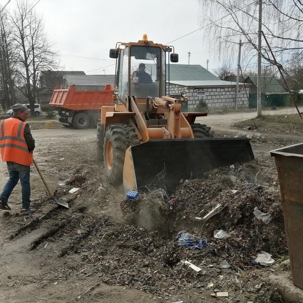 В Кинешме продолжают ликвидировать навалы мусора у контейнерных площадок фото 5
