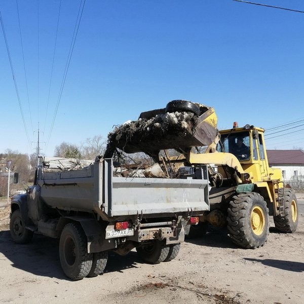В Кинешме продолжают ликвидировать навалы мусора у контейнерных площадок фото 8