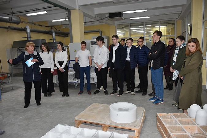 Школьники Кинешмы побывали в цехах завода «Поликор» фото 3