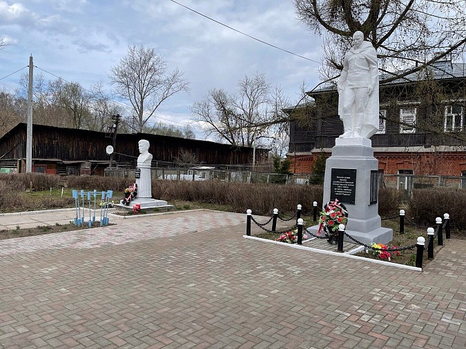 Кинешемская дума и КСК привели в порядок сквер и стелу у фабрики №1 фото 7