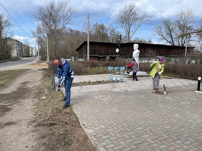 Кинешемская дума и КСК привели в порядок сквер и стелу у фабрики №1 фото 2