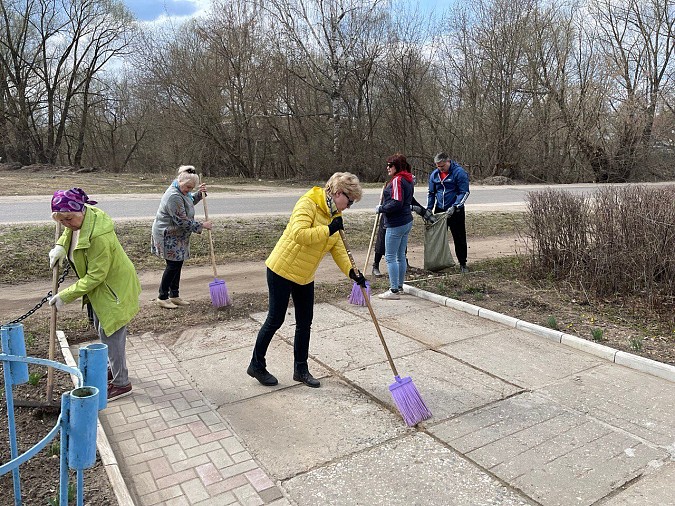 Кинешемская дума и КСК привели в порядок сквер и стелу у фабрики №1 фото 4