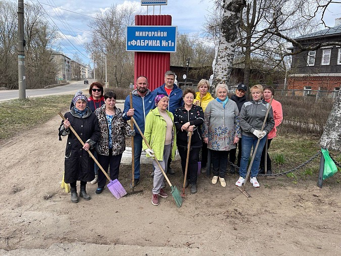 Кинешемская дума и КСК привели в порядок сквер и стелу у фабрики №1 фото 9