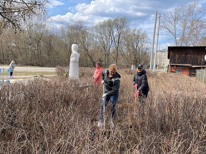Кинешемская дума и КСК привели в порядок сквер и стелу у фабрики №1 фото 6
