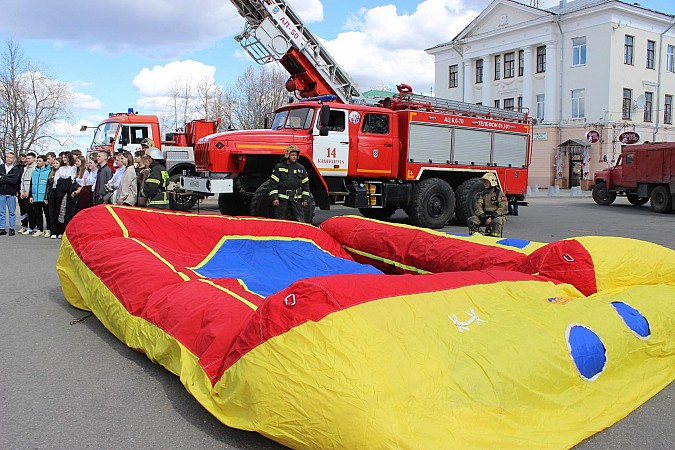 В Кинешме прошли торжества по случаю 20-летия городского поисково-спасательного отряда фото 40