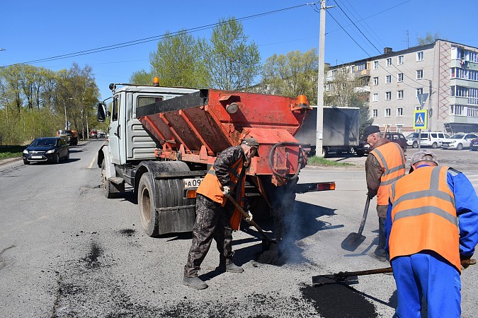 На улицах им.М.Горького и Рылеевской выполняют ямочный ремонт дорог фото 4