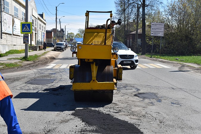 На улицах им.М.Горького и Рылеевской выполняют ямочный ремонт дорог фото 6