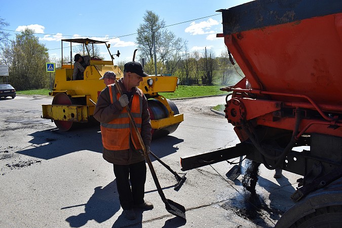 На улицах им.М.Горького и Рылеевской выполняют ямочный ремонт дорог фото 7