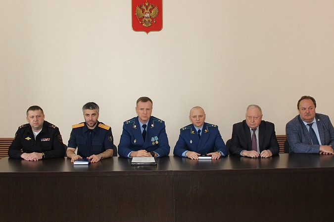 На фото Владимир Васенин третий справа