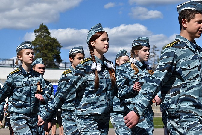 В Кинешме прошёл смотр строя и песни «На знамя Победы равняем шаг!» фото 13