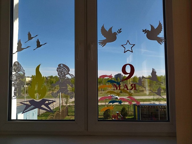 Кинешемцы активно украшают окна квартир и домов в честь 9 Мая фото 8