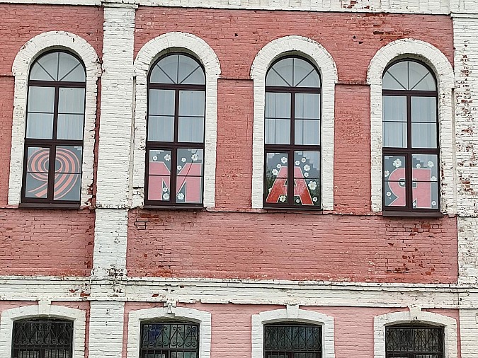 Кинешемцы активно украшают окна квартир и домов в честь 9 Мая фото 4