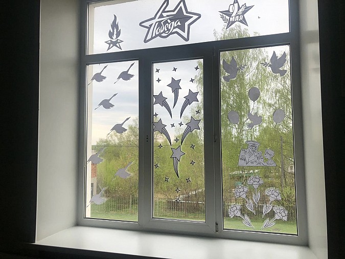 Кинешемцы активно украшают окна квартир и домов в честь 9 Мая фото 9