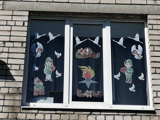 Кинешемцы активно украшают окна квартир и домов в честь 9 Мая фото 2