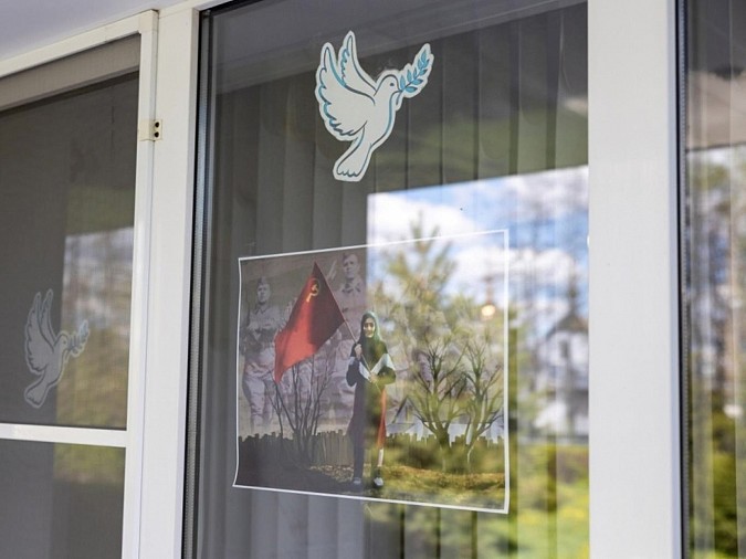 Кинешемцы активно украшают окна квартир и домов в честь 9 Мая фото 7