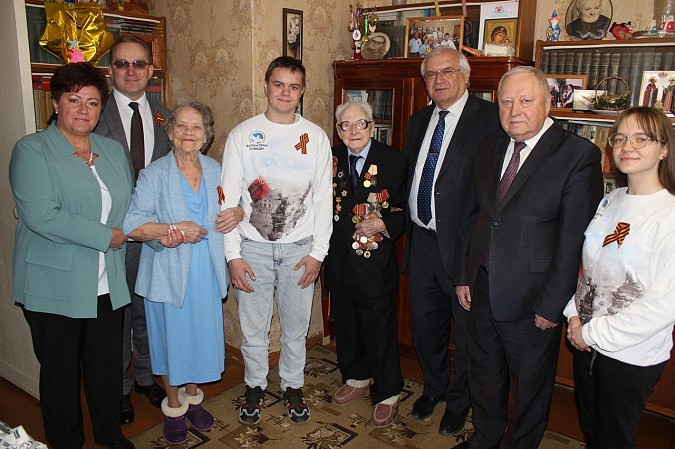 В Кинешме в дома ветеранов Великой Отечественной войны пришли с поздравлениями фото 2