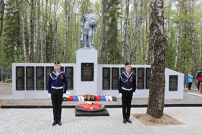 В Кинешме на воинских захоронениях на кладбищах «Сокольники» и «Затенки» прошли митинги фото 14