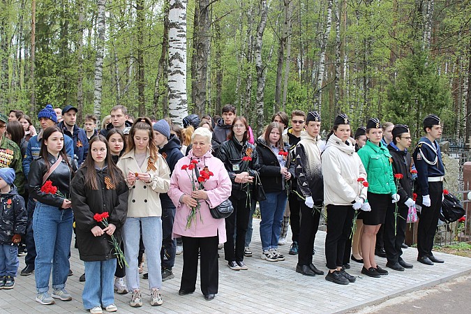 В Кинешме на воинских захоронениях на кладбищах «Сокольники» и «Затенки» прошли митинги фото 20