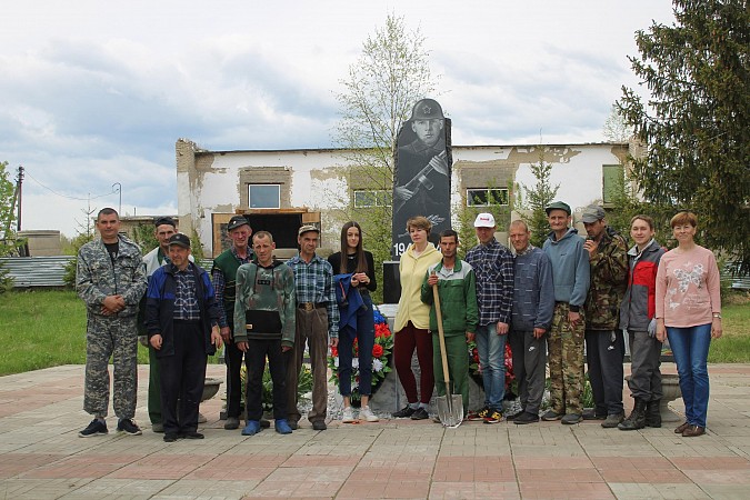 У памятника участникам ВОВ в деревне Осташево высадили 30 сосен фото 10