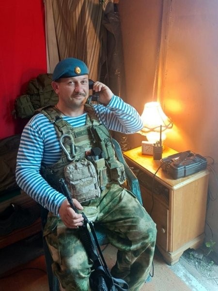 Экс-депутату Кинешемской думы Николаю Кострову в зоне СВО вручили голубой берет фото 2