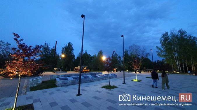 В центральном парке Кинешмы «живым»  остался всего один элемент подсветки входа фото 9