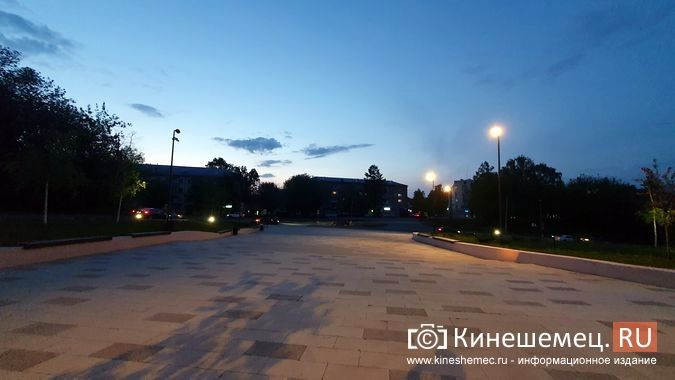В центральном парке Кинешмы «живым»  остался всего один элемент подсветки входа фото 11