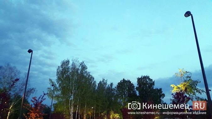 В центральном парке Кинешмы «живым»  остался всего один элемент подсветки входа фото 7