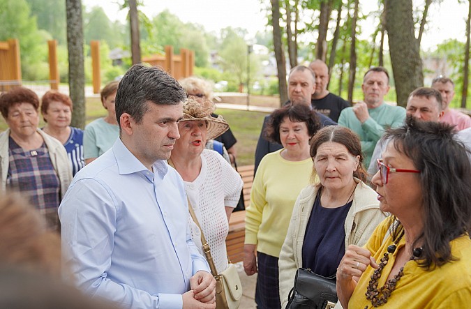 Губернатор вместе с жителями Наволок оценил благоустройство парка «Комсомольский» фото 5