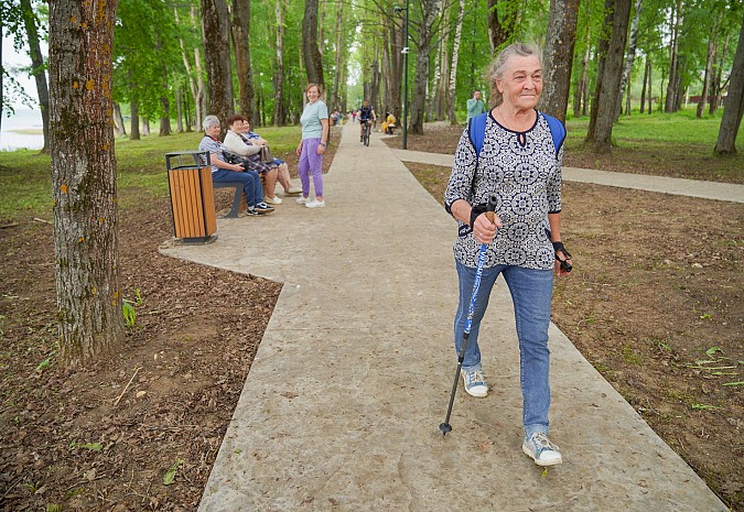 Губернатор вместе с жителями Наволок оценил благоустройство парка «Комсомольский» фото 7