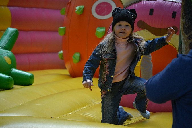 В Кинешме прошёл семейный праздник «День батутов» фото 16