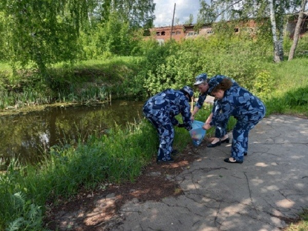 Сотрудники колонии ИК №4 очистили территорию пруда в Октябрьском фото 2