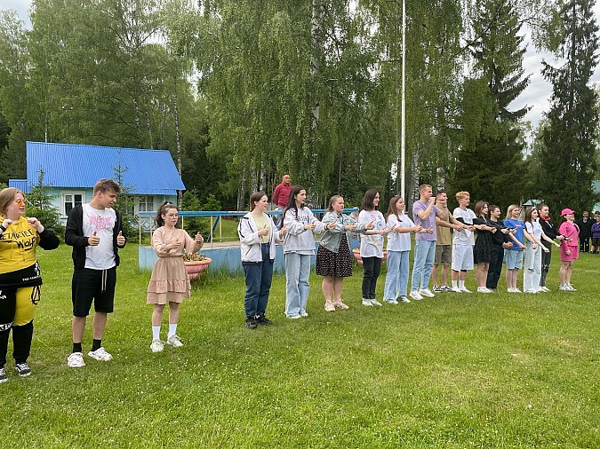 В детской базе отдыха «Радуга» подняли флаг первой смены фото 5