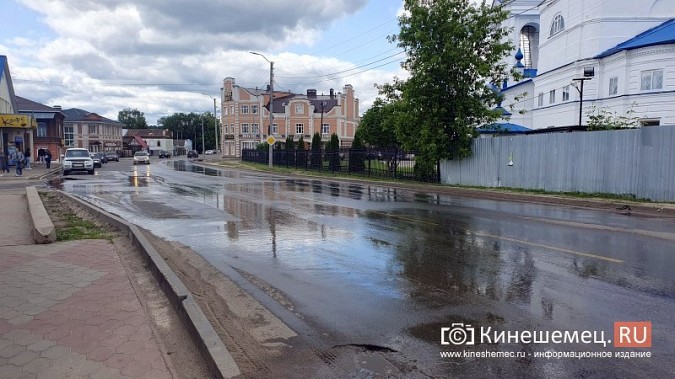 Центр Кинешмы заливает водой из-за аварии возле Благовещенской церкви фото 6
