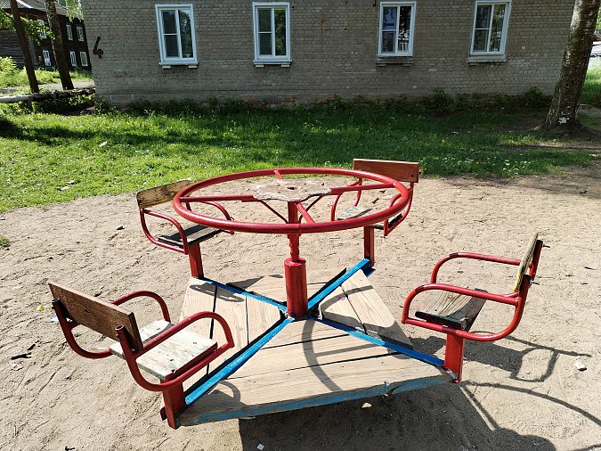 Коммунальщики Кинешмы продолжают ремонтировать и красить детские площадки фото 3