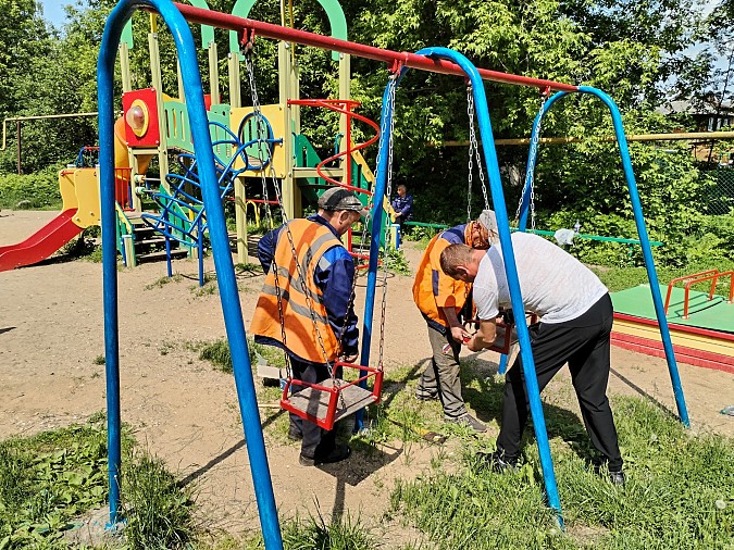 Коммунальщики Кинешмы продолжают ремонтировать и красить детские площадки фото 7