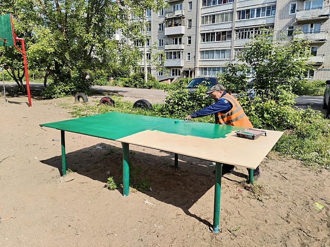 Коммунальщики Кинешмы продолжают ремонтировать и красить детские площадки фото 2
