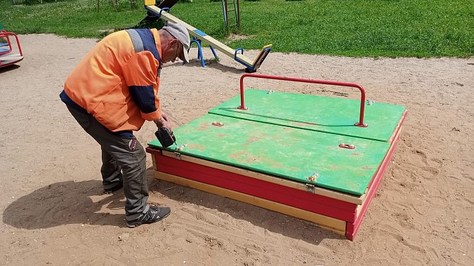 Коммунальщики Кинешмы продолжают ремонтировать и красить детские площадки фото 5