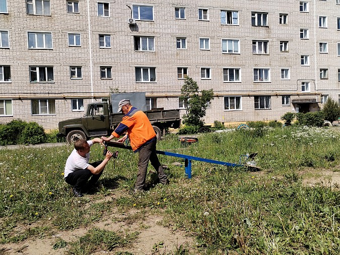 Коммунальщики Кинешмы продолжают ремонтировать и красить детские площадки фото 4