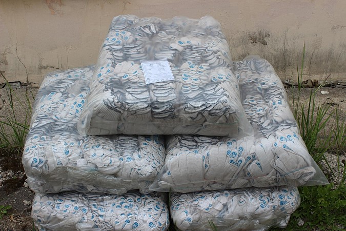 Накануне Дня текстильщика новые собственники «Томны» передали в УГХ 1500 пар перчаток фото 3