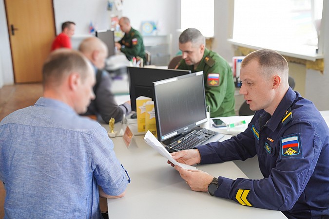 Губернатор Ивановской области посетил пункт отбора на военную службу по контракту фото 8