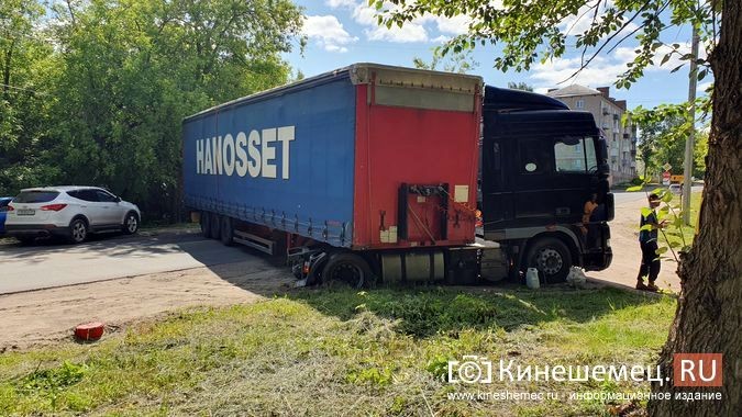 В Кинешме трактором вытаскивали фуру, застрявшую на подъезде к Кузнецкому мосту фото 6