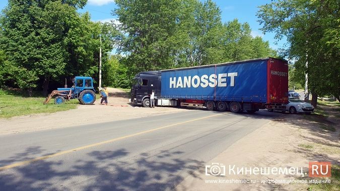 В Кинешме трактором вытаскивали фуру, застрявшую на подъезде к Кузнецкому мосту фото 7